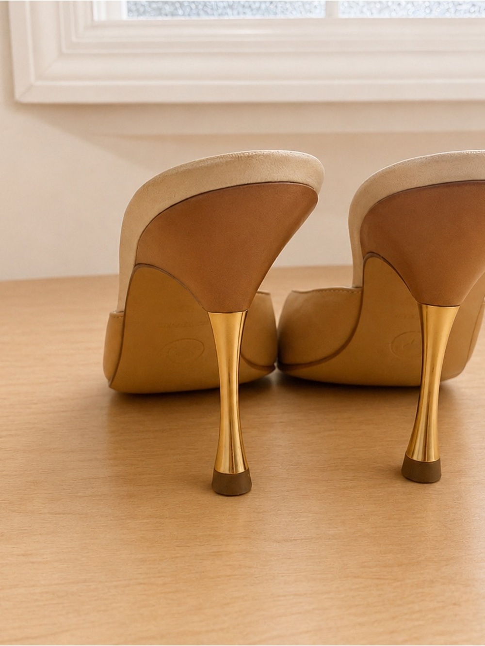 Vintage CHANEL Beige with Black Pointed Toe Mule Heels size 38.5 - Picture 4 of 12
